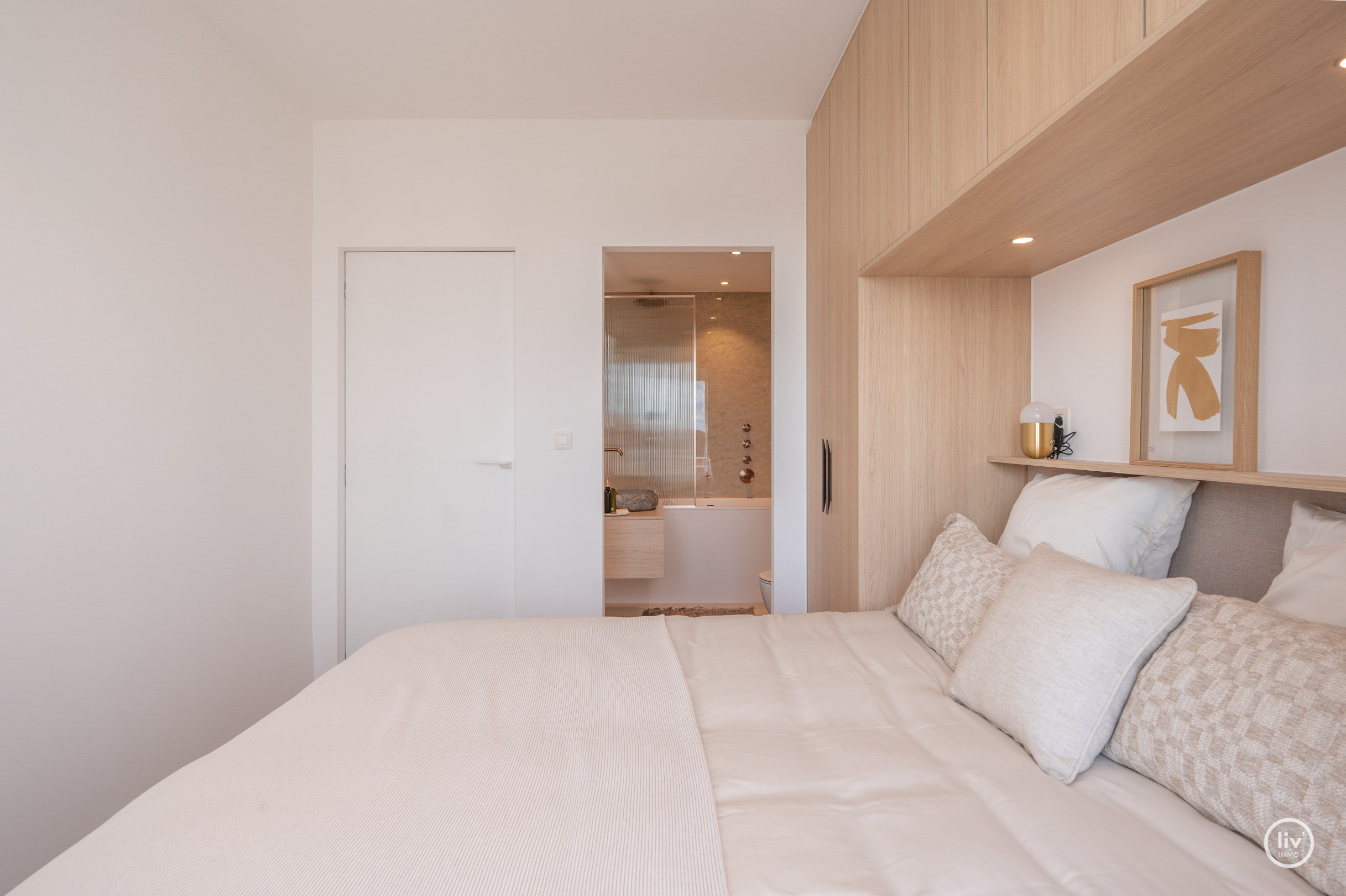 Prachtig gerenoveerd appartement op de zevende verdieping, op een absolute topligging aan de Zeedijk tussen het Lichttorenplein en het Albertplein. Dankzij de hoge ligging geniet het appartement van e 
