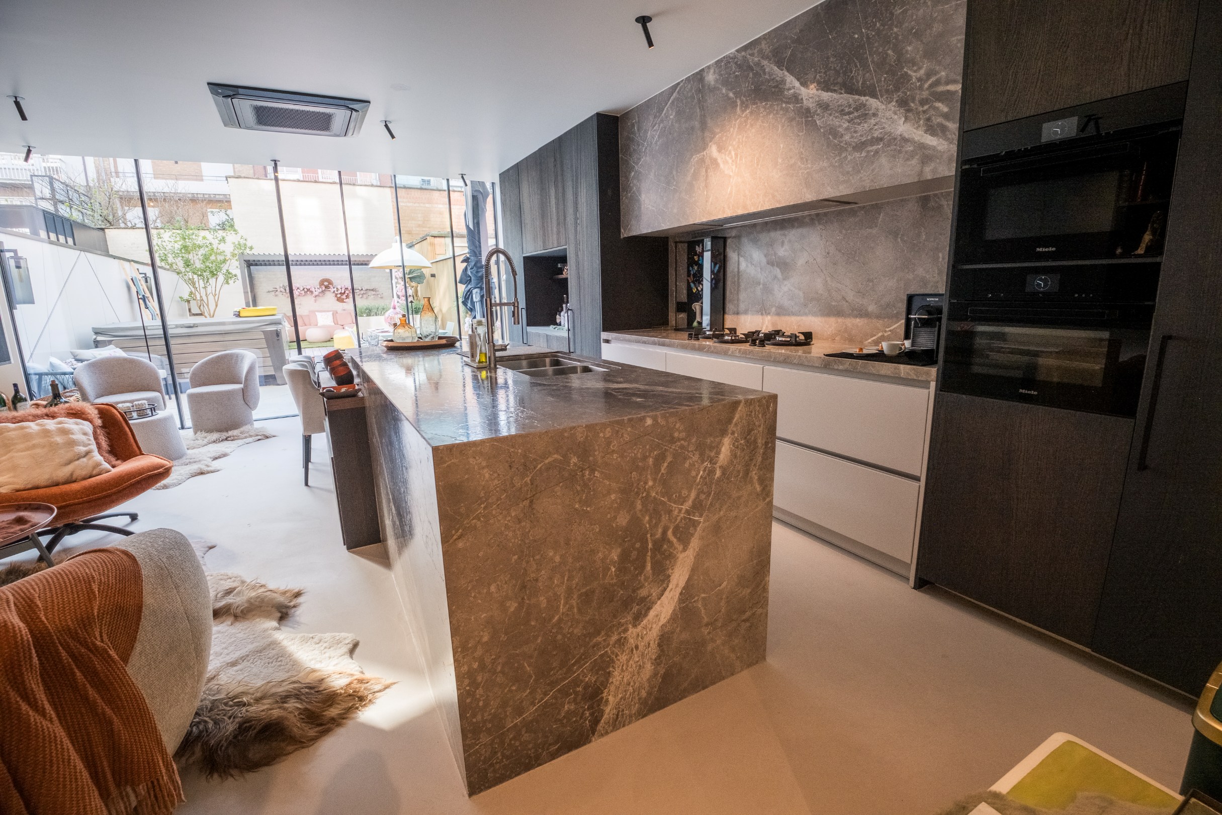 Dans un emplacement de choix, à quelques pas de la mer, se trouve cet appartement exclusif de plain-pied avec un jardin exceptionnellement spacieux et ensoleillé. Une combinaison rare de vie privée, d 