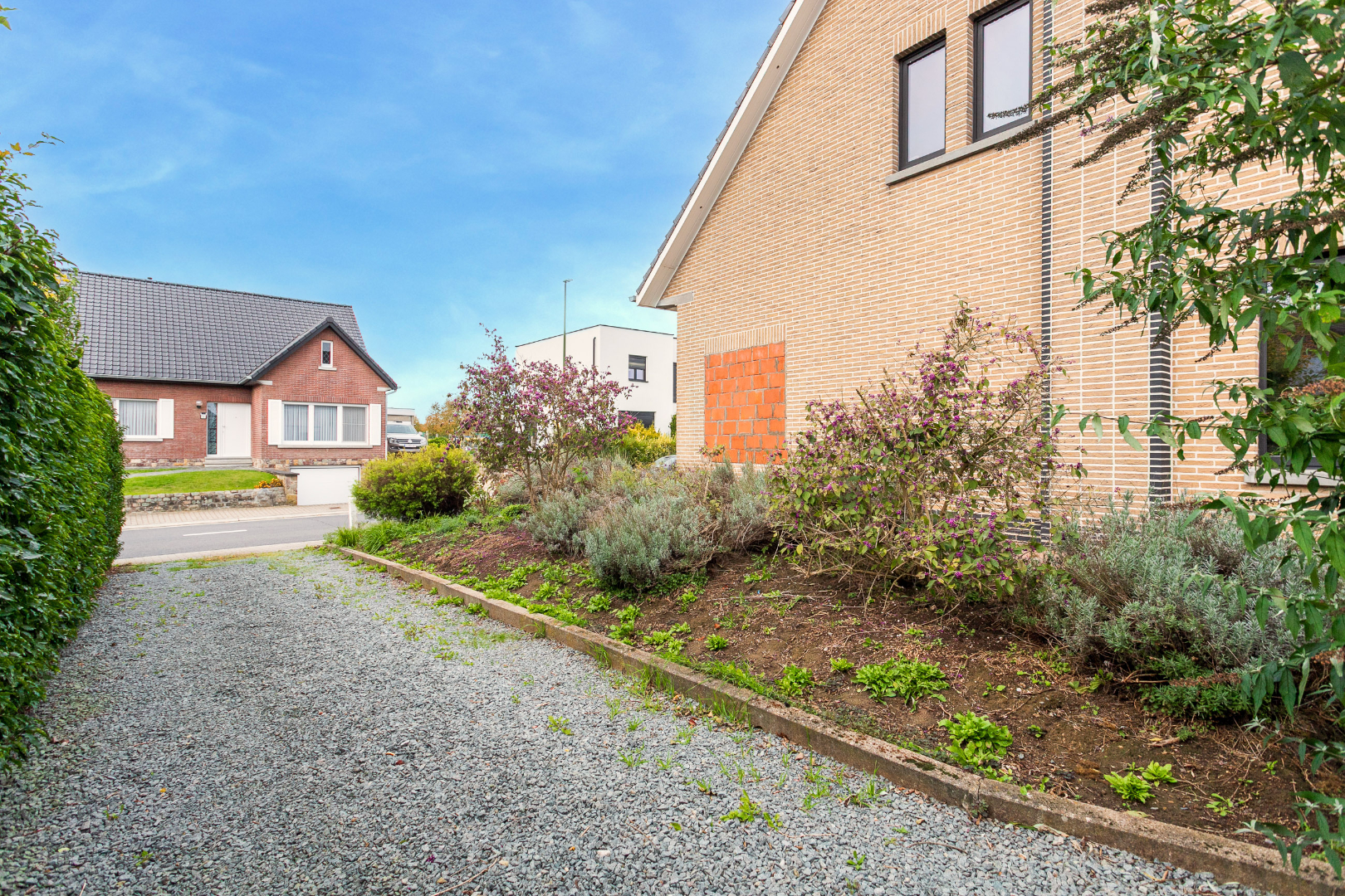 Ruime woning te Pajottegem met 4 slpks, garage en tuin op +-10a! 