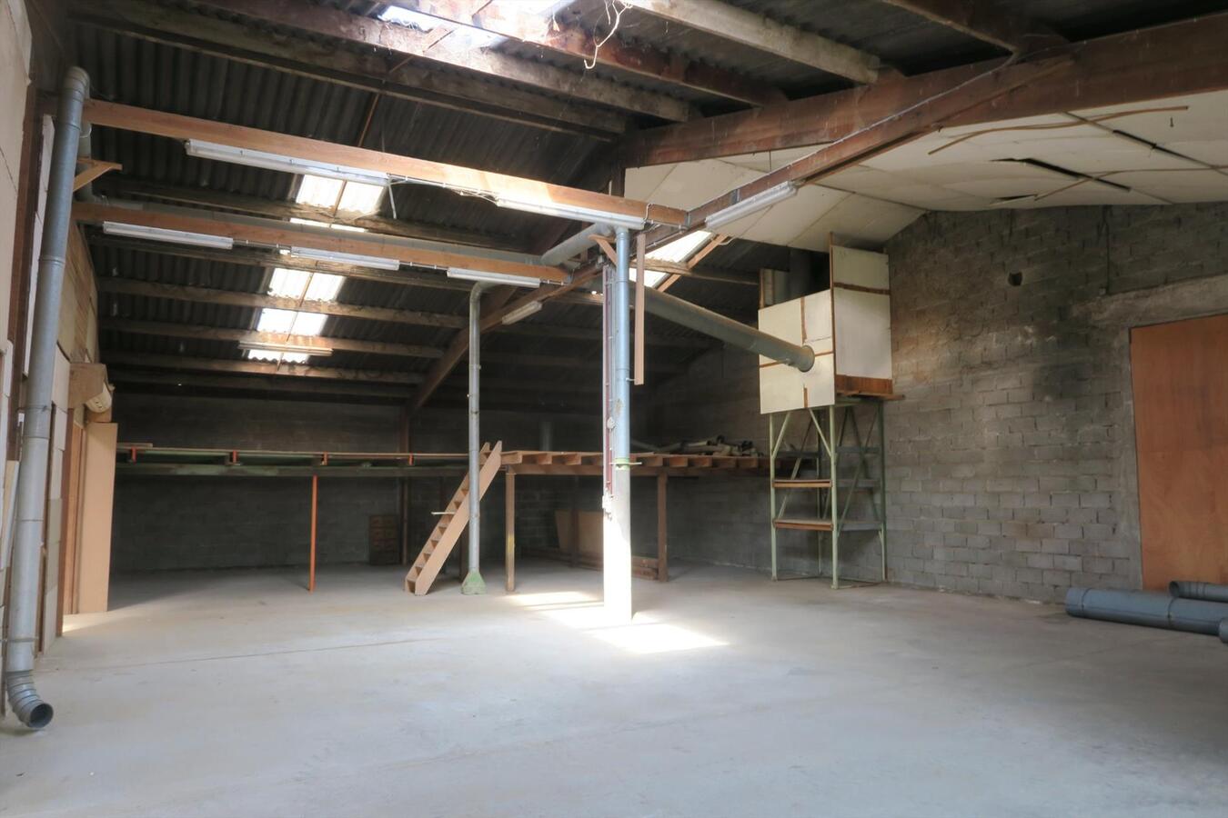 Atelier van 950 m² op verbindingsweg Ieper - Diksmuide 
