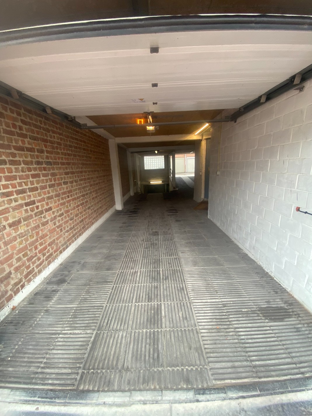 Enkele garagebox te Koningslaan in residentie Blue Logan. Vlot bereikbaar. 