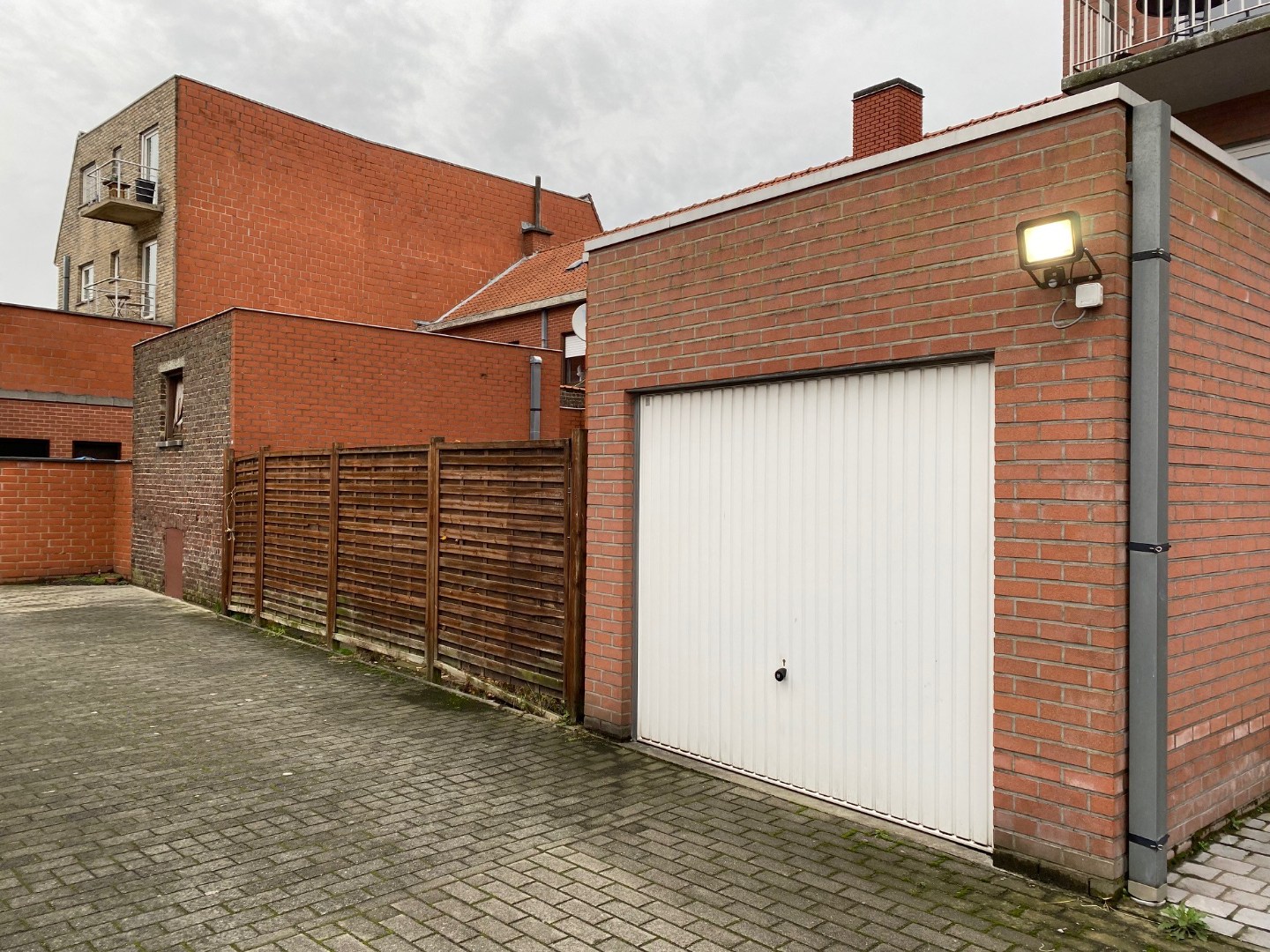 Appartement op de eerste verdieping met terras en garage te Zulte. 
