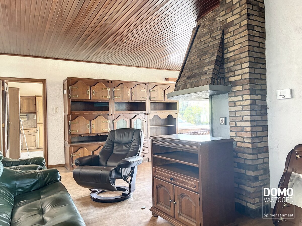 Ruime half open bebouwing met een vergund magazijn. 