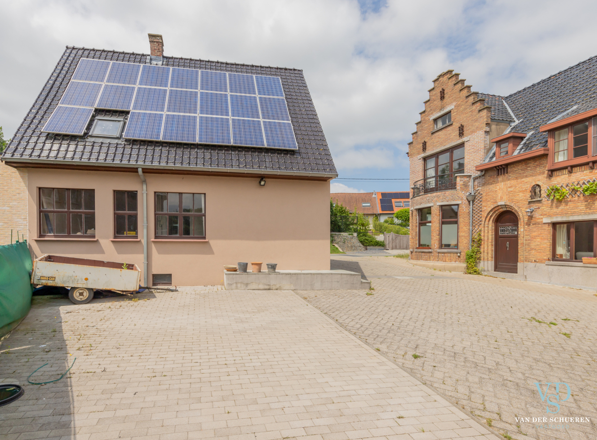 Authentieke herenwoning met atelier / bureau's. 