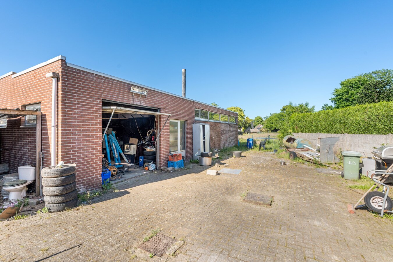 Halfvrijstaande woning op een perceel van 17a30ca met grote werkplaats van maar liefst 110 vierkante meter! 