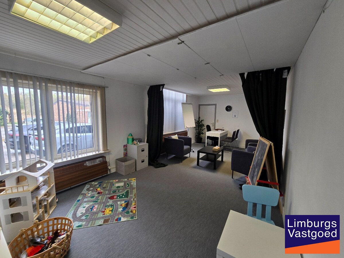 Gelijkvloerse kantoorruimte 108 m² met privé parkeerplaatsen 