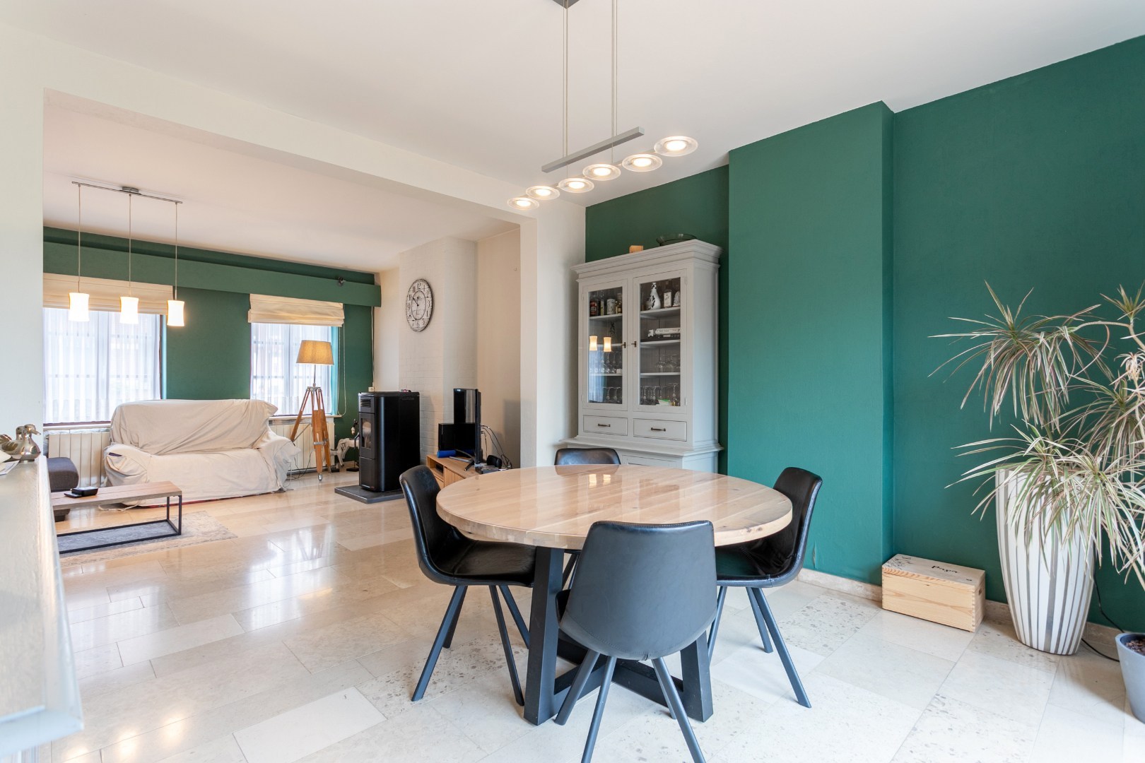 Ruime woning met naastgelegen bouwgrond en loods 