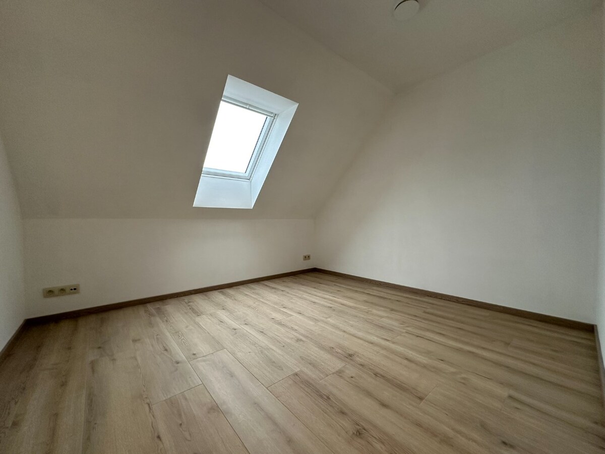Prachtig, volledig gerenoveerd duplex appartement met 3 slaapkamers 