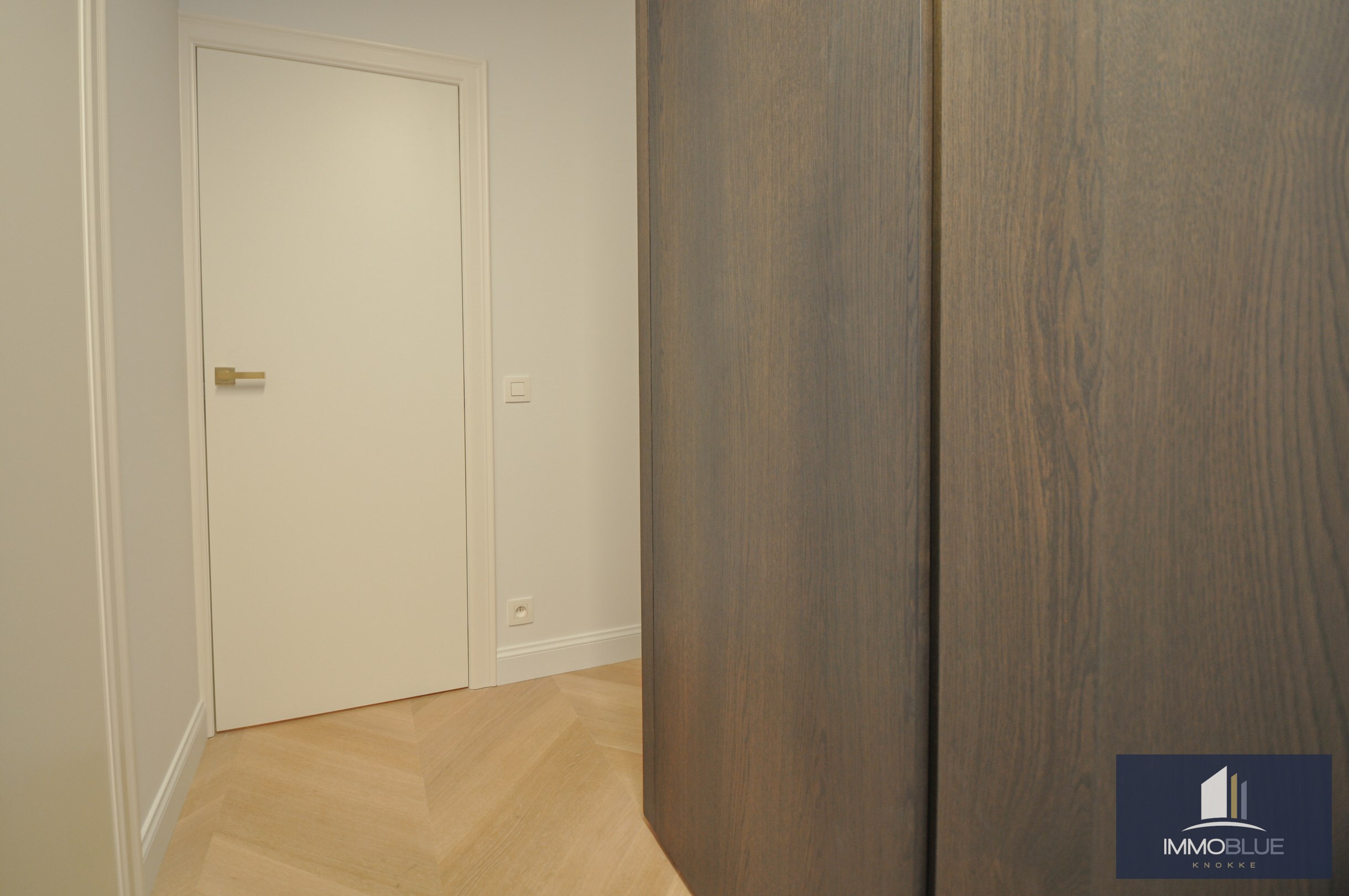 Hoogwaardig volledig gerenoveerd appartement met zijdelings zeezicht en zicht op de Kustlaan. 