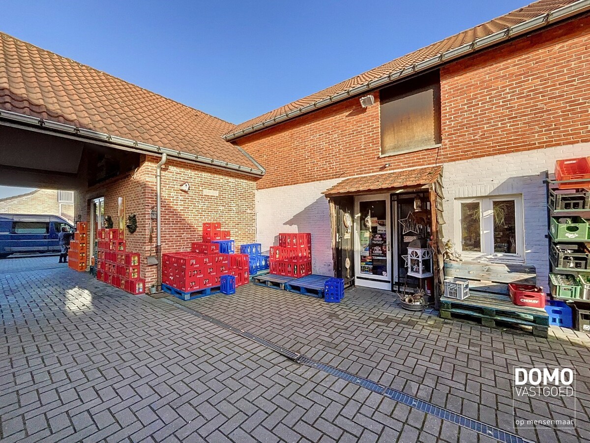 UNIEK pand met tal van mogelijkheden, gunstig gelegen te Kermt. 