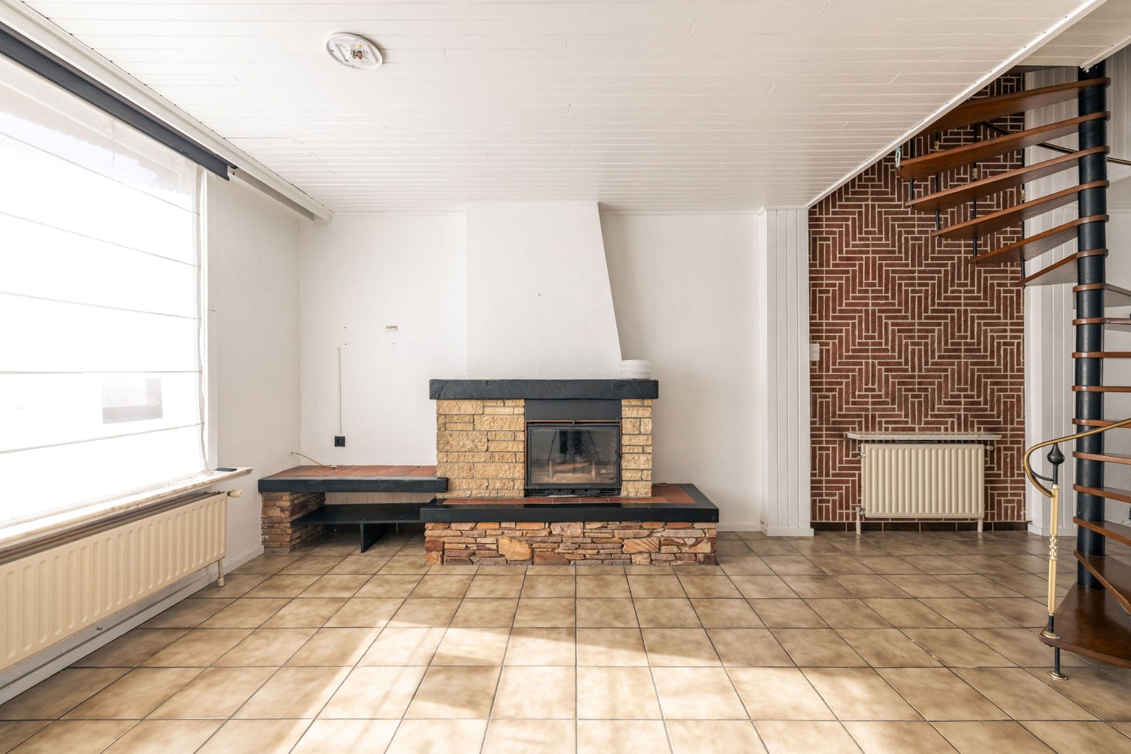 Renovatiepand met 6 slaapkamers, garage en grote zonnige tuin 