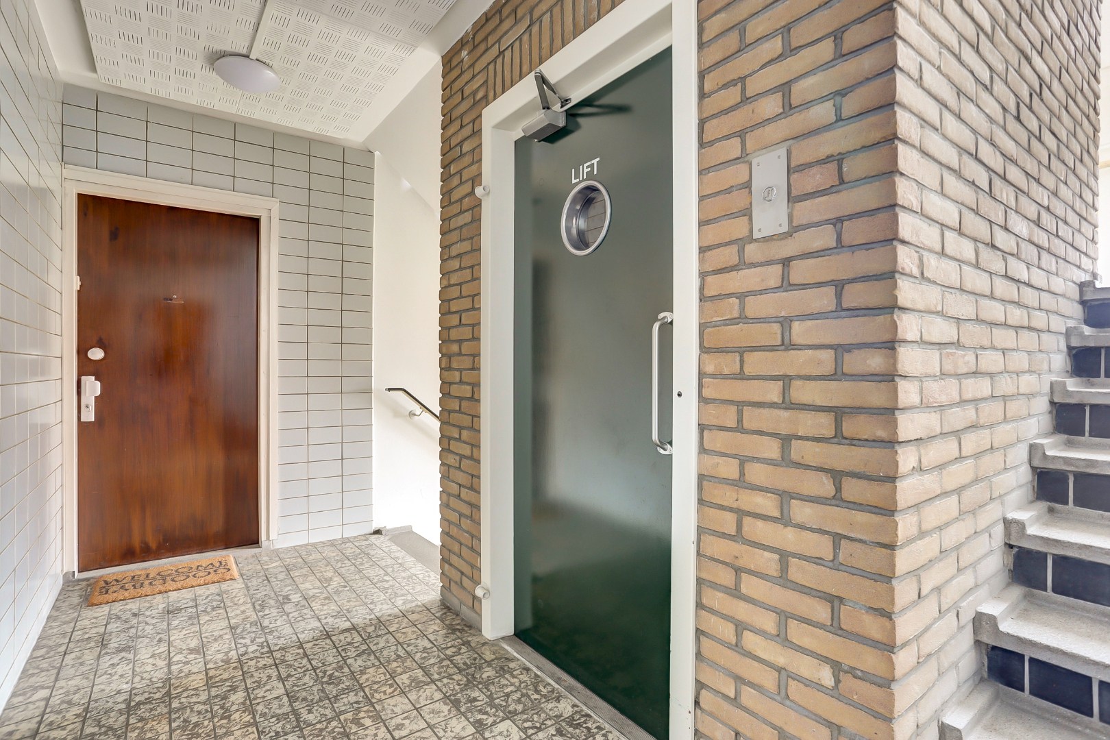 4-kamer appartement op de 6e verdieping met keurige keuken en badkamer, 2 balkons, berging in de onderbouw en gelegen op eigen grond! 