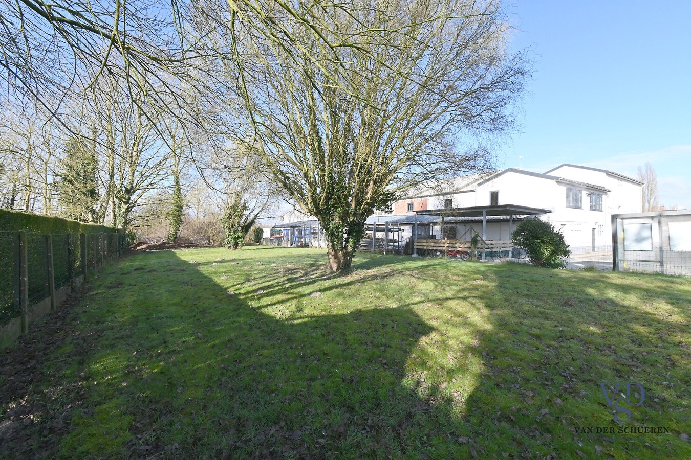 Bijgebouw met bouwgrond 