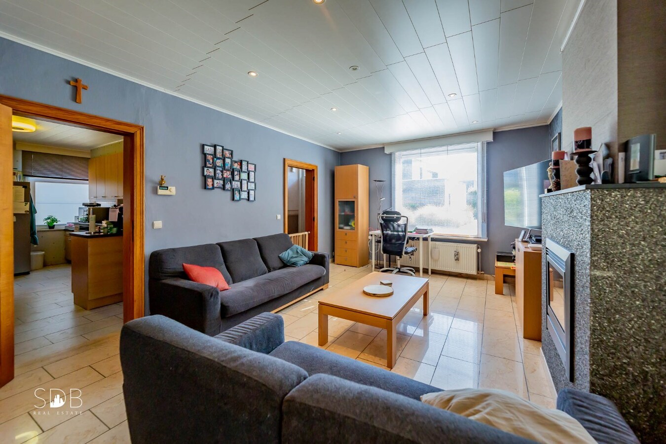 Hedendaagse woning met diverse bijgebouwen op 8.255m² 