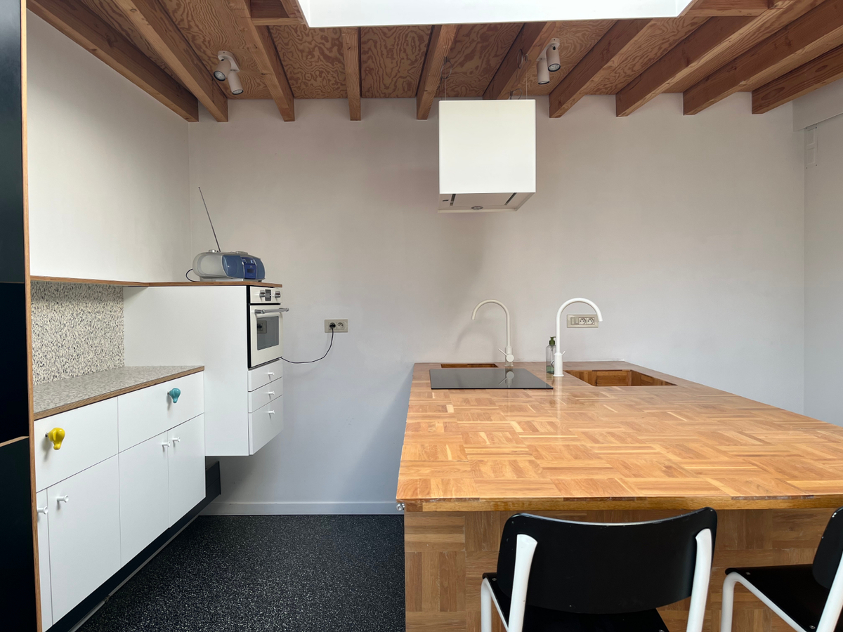 Design duplex appartement te centrum Dikkelvenne. 