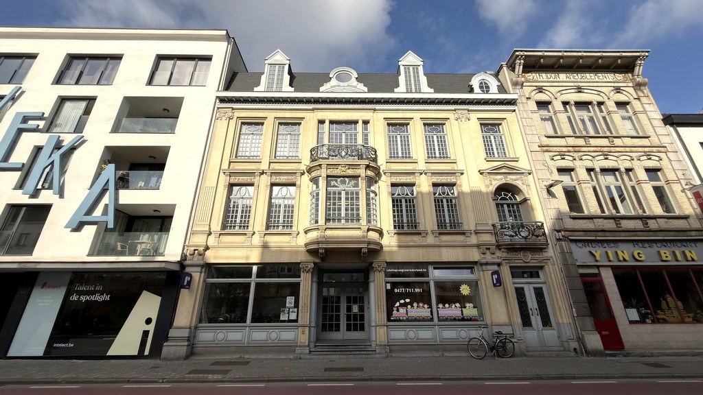 Gerenoveerde kantoren in geklasseerde herenwoning te huur aan station van Mechelen