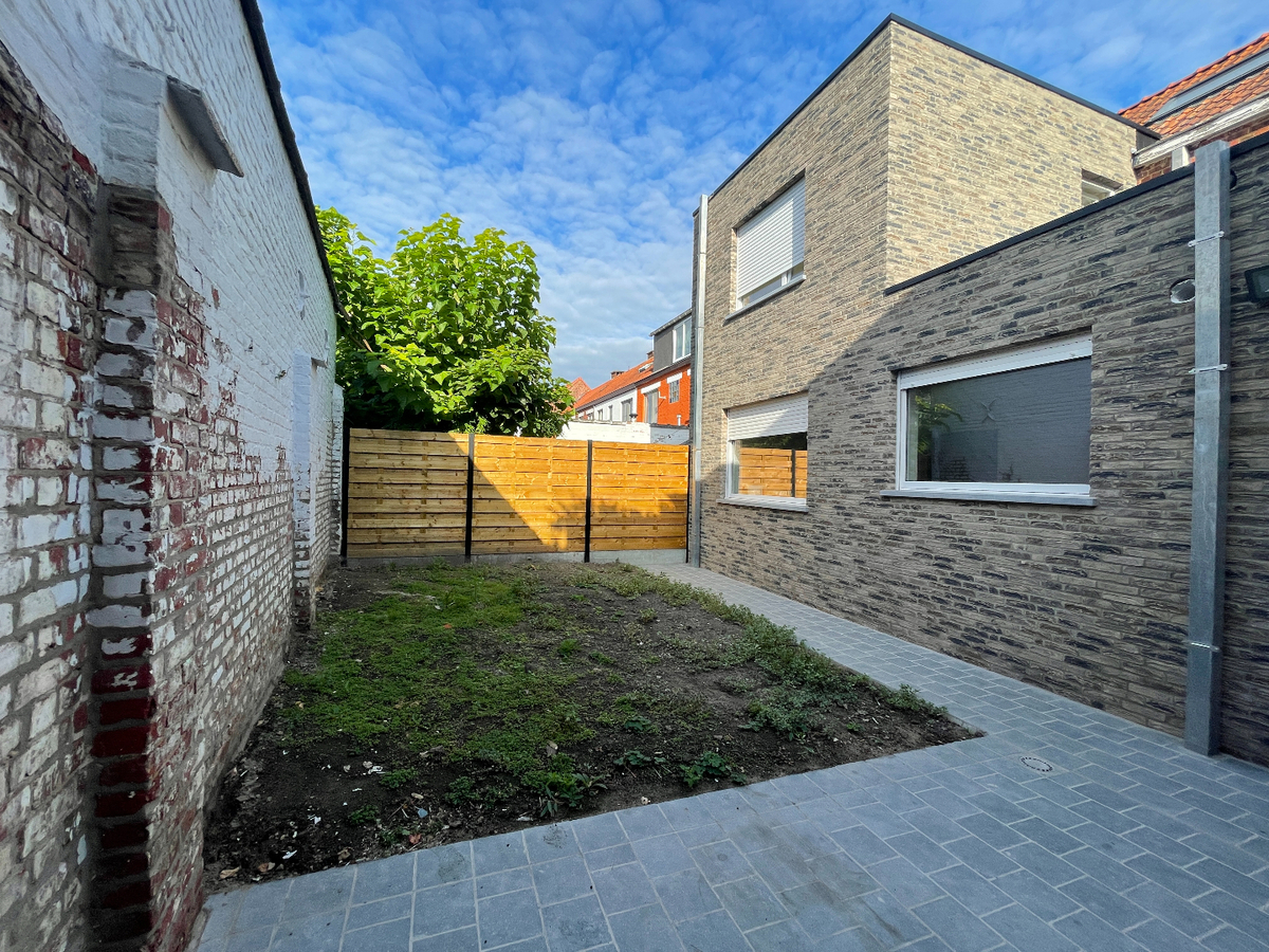 Gerenoveerde halfopen bebouwing met 3 slaapkamers en garage in centrum Roeselare 