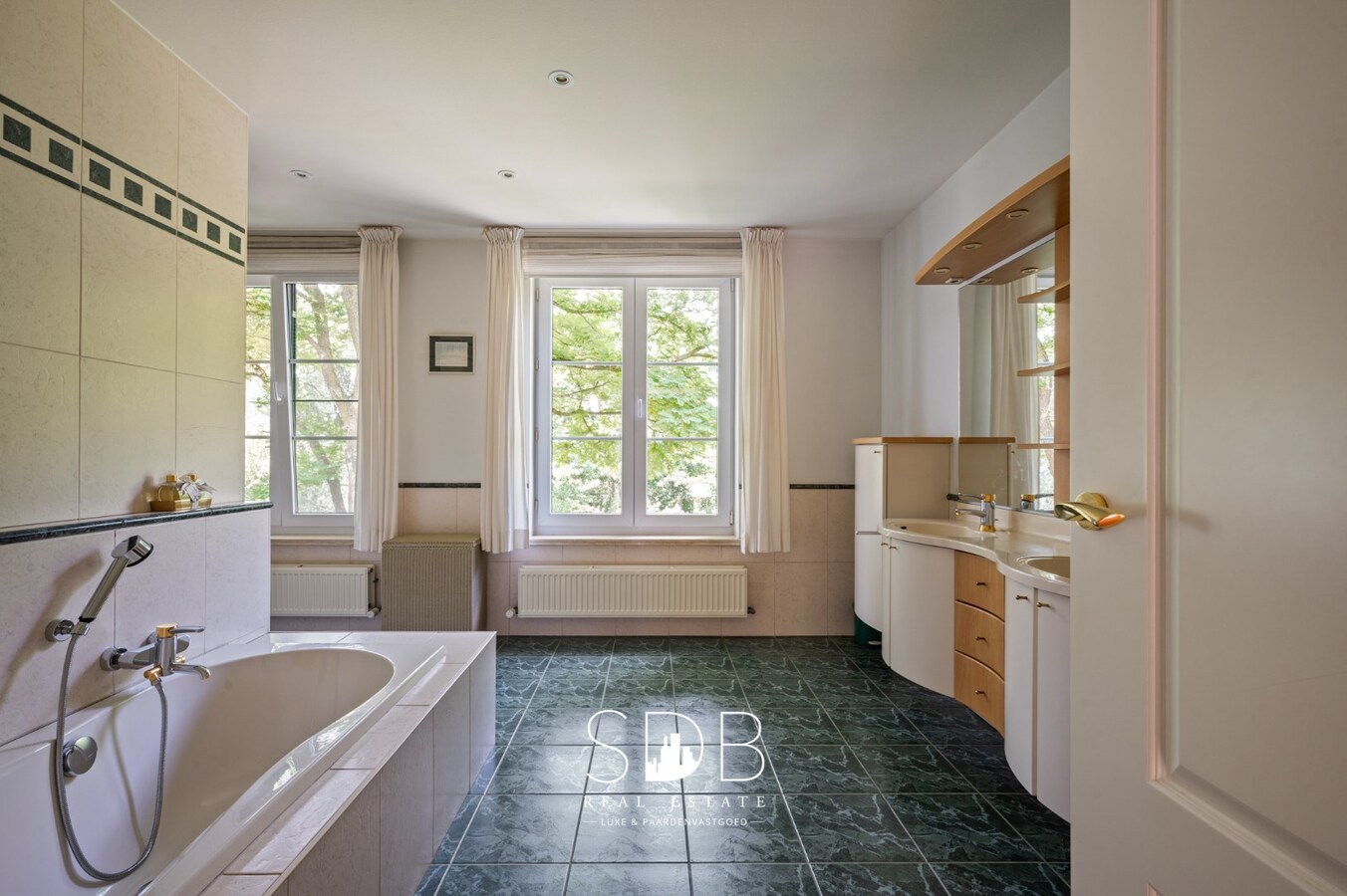 Prachtig landhuis met paardenfaciliteiten op 15.804m² 