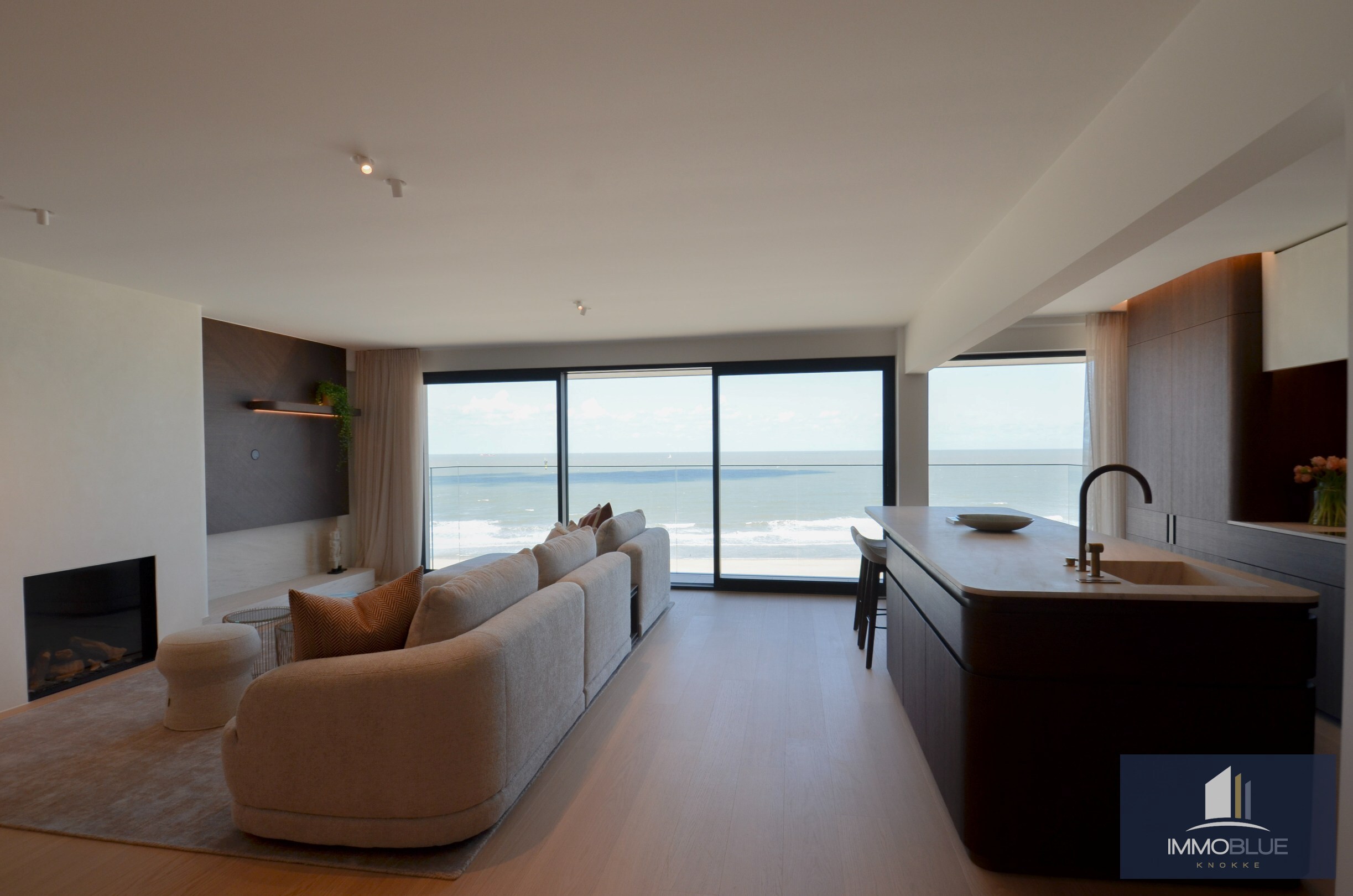 Uitzonderlijk gerenoveerd appartement met frontaal zeezicht in het Zoute. 