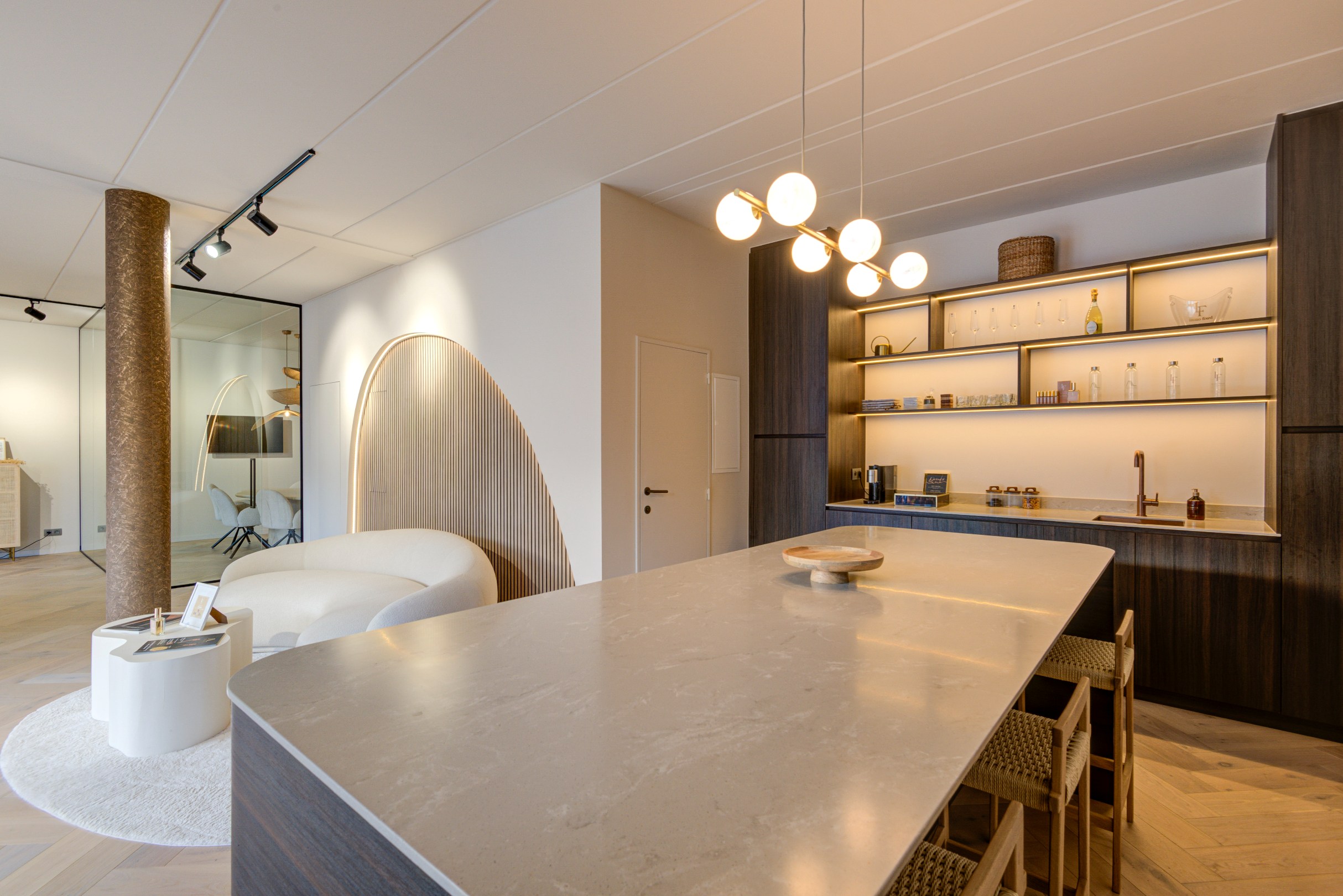 High-End Kantoor/ commerciële ruimte/ praktijk met luxe afwerking en 5 parkeerplaatsen. 