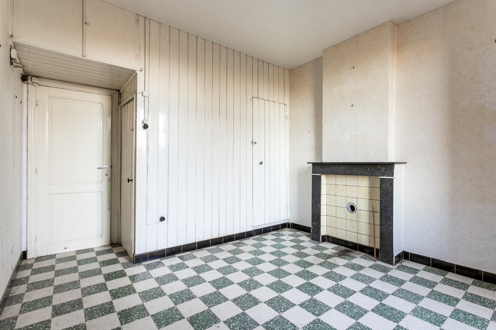 Te renoveren rijwoning met tuin te Vlezenbeek 