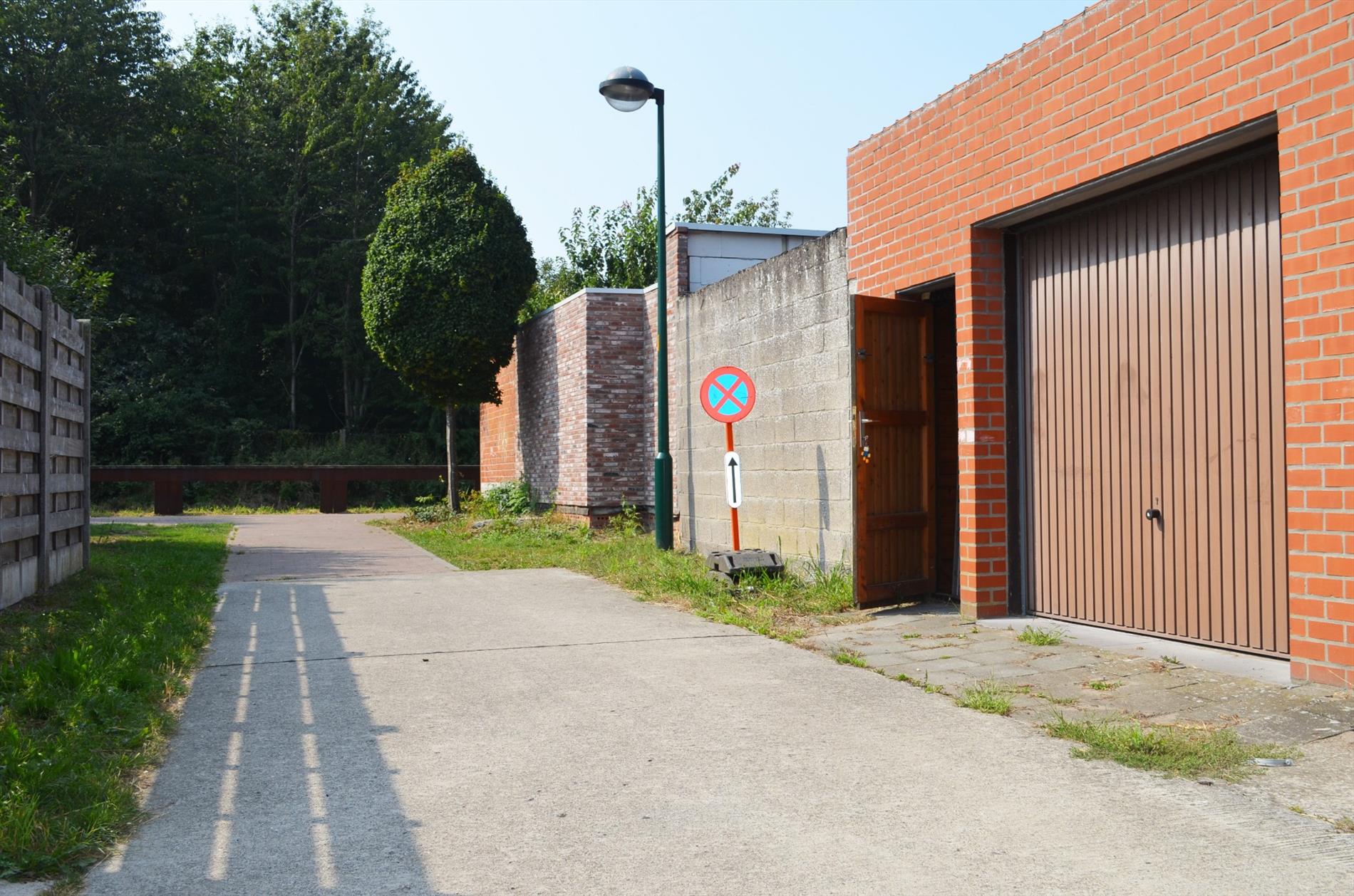 Te renoveren rijwoning met  garage en uitweg  nabij centrum Eeklo 