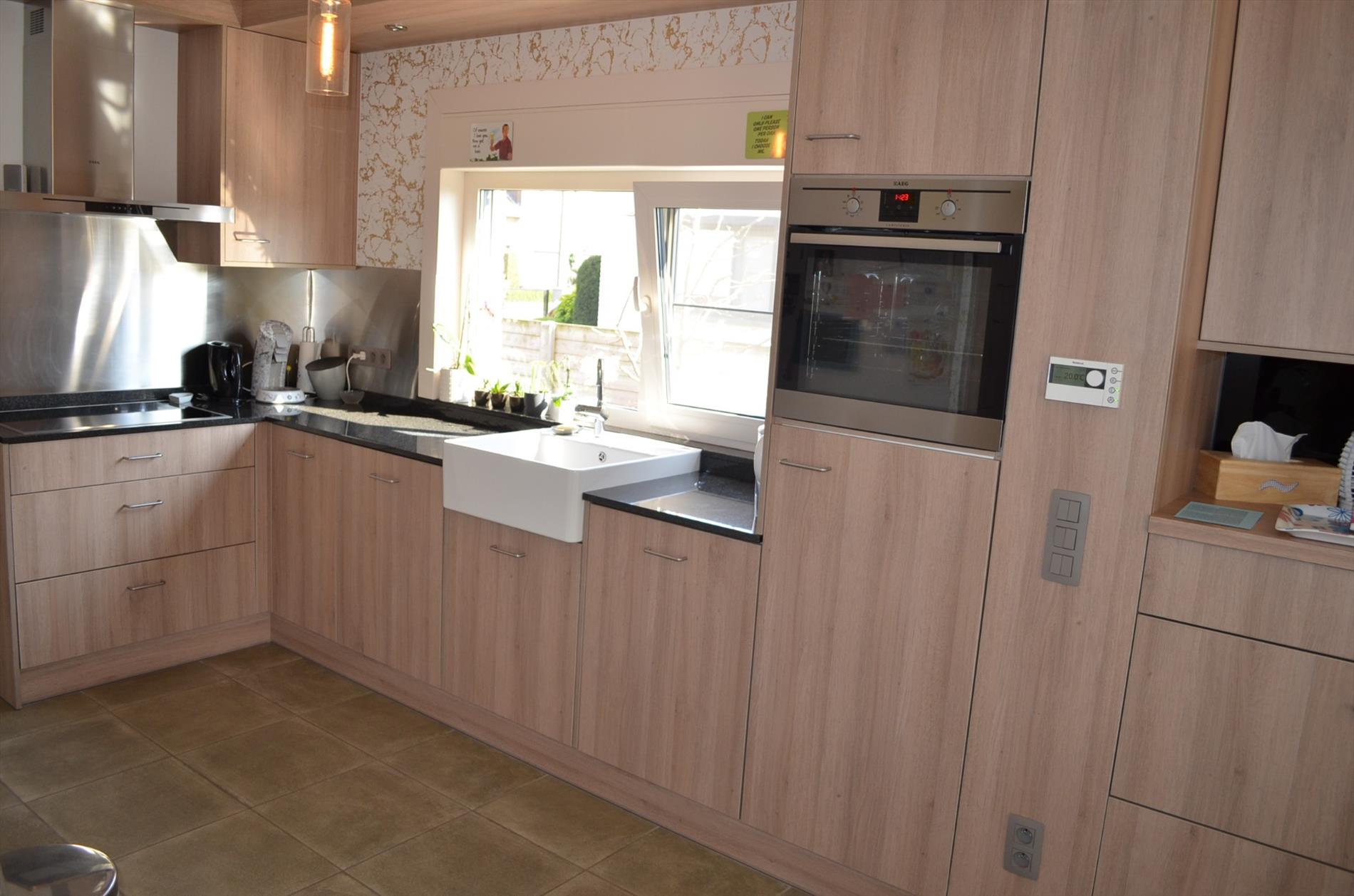 Gerenoveerde gezinswoning met  3 slpks, garage en tuin goed gelegen te Evergem 