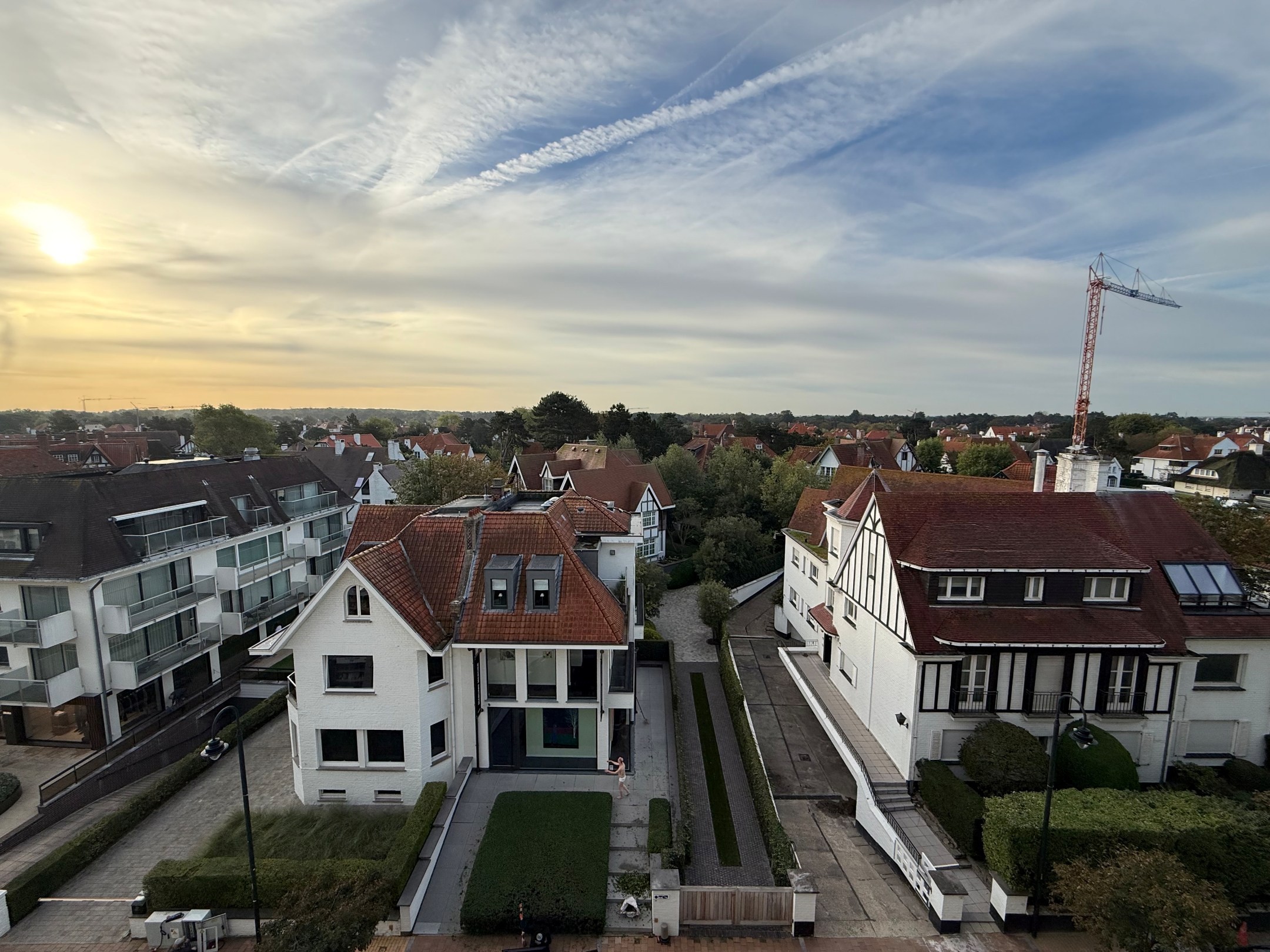 ONGEMEUBELD - Ruim appartement (3 slaapkamers) met een PRACHTIG ZICHT op het groen en de villa's, in het Zoute. KAN OP VENNOOTSCHAP GEHUURD WORDEN. 