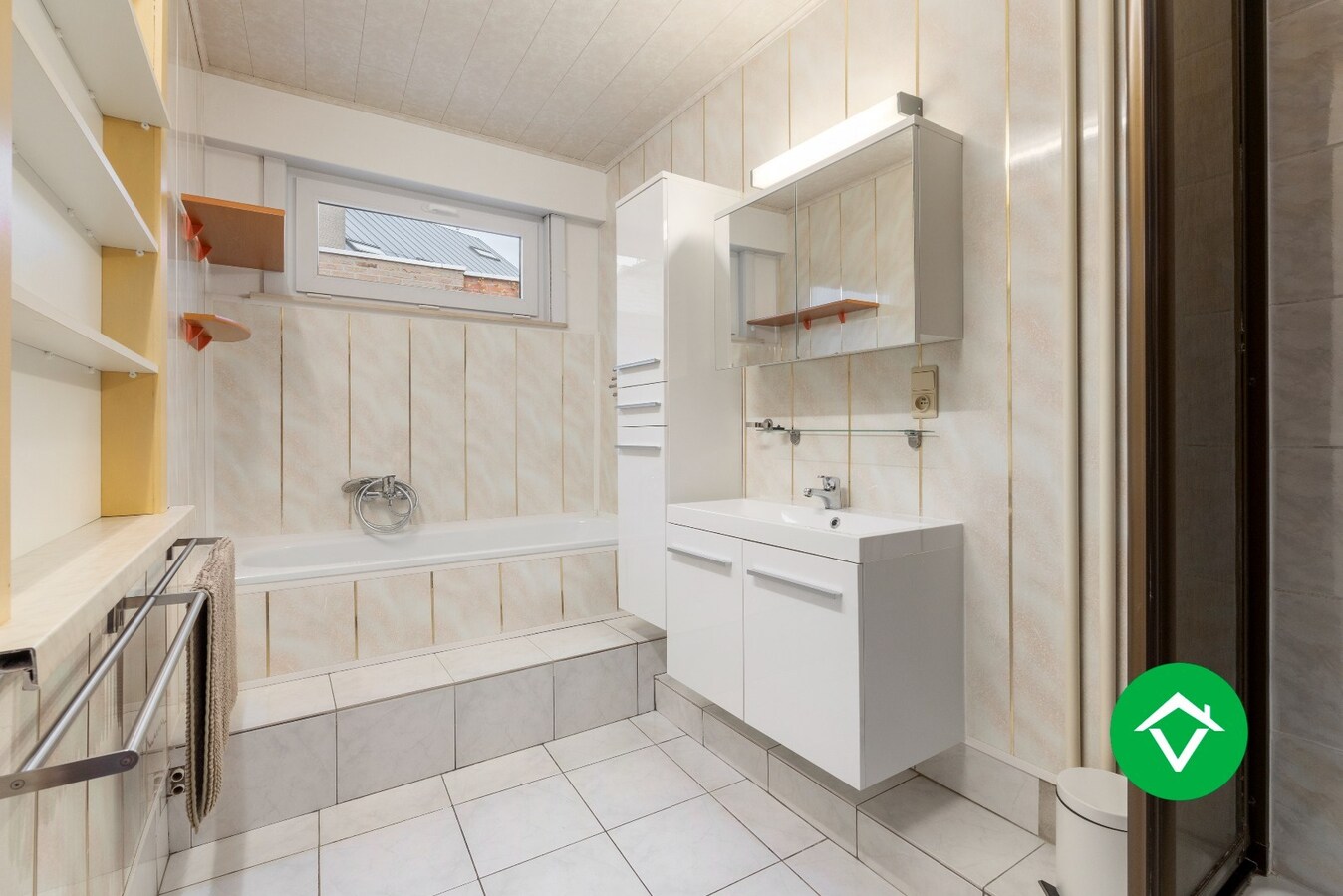 Veelzijdig handelspand met woonst en twee verhuurde appartementen in centrum Aartrijke 