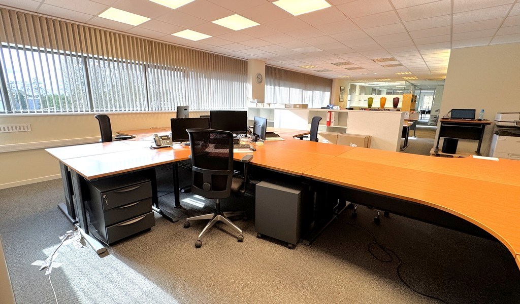 Ingedeelde kantoorruimte met parking te huur in Sint-Martens-Latem