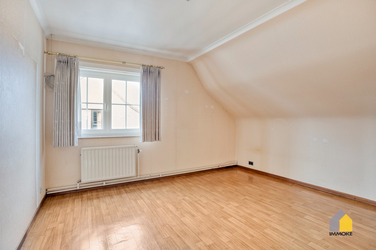 Vrijstaande, statige woning op 7 a 82 ca met 3 slpk en mooie tuin. 