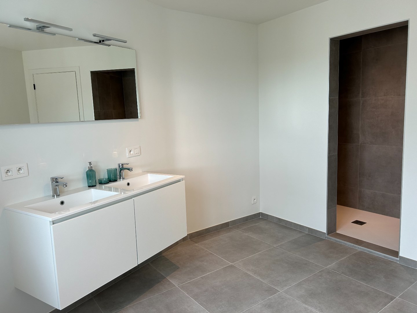 Stijlvolle en ruime nieuwbouwwoning met garage en tuin op 555 m² 