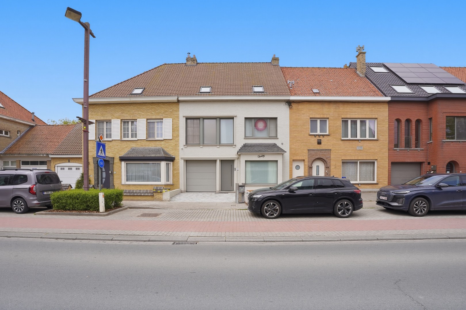 Ruime en instapklare rijwoning in het hart van Nieuwpoort op 284 m² met garage en nieuwe oprit! 