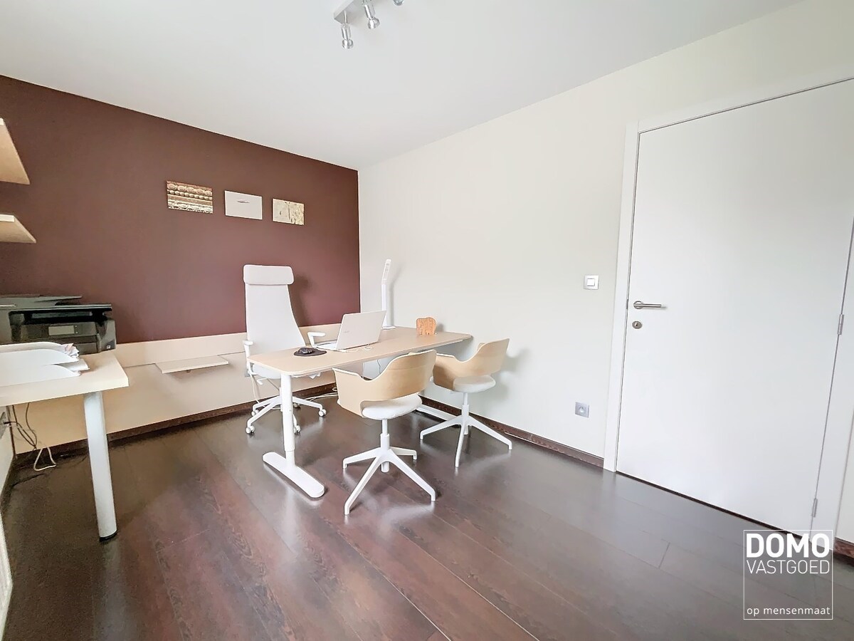 MODERNE OPEN BEBOUWING MET TUIN, INPANDIGE GARAGE EN 2 SLAAPKAMERS TE STOKROOIE 