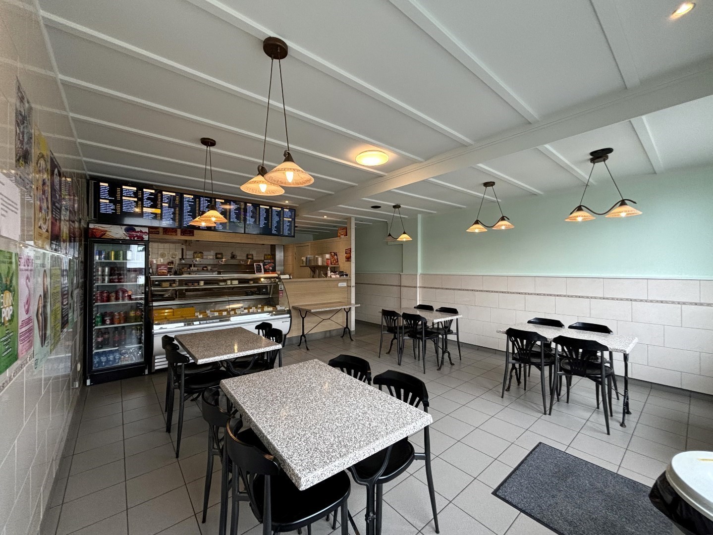 Frituur met volledige inboedel en bovengelegen appartement in Leopoldsburg 