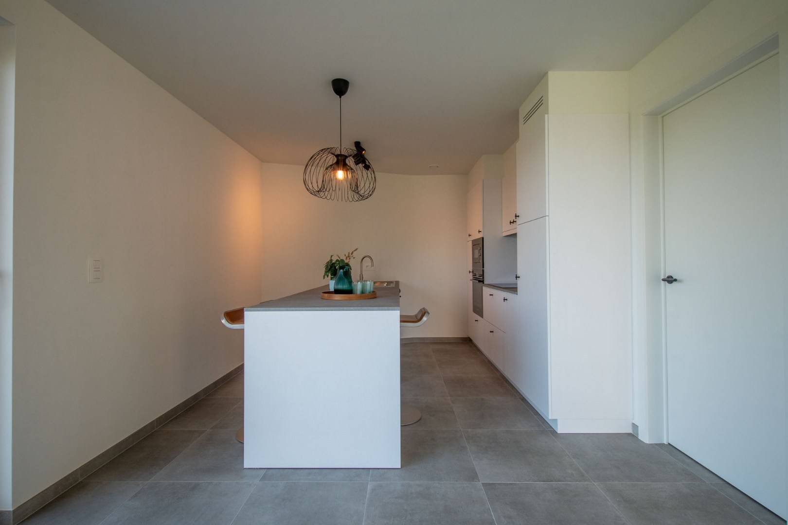 Stijlvolle en ruime nieuwbouwwoning met garage en tuin op 555 m² 