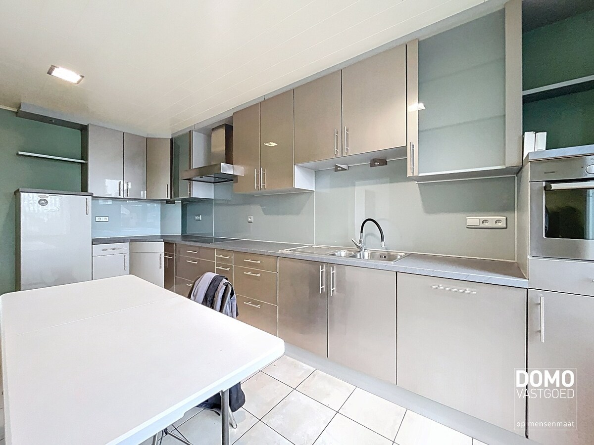 RUIM APPARTEMENT VAN 180 M² MET 2 SLAAPKAMERS, RUIME LEEFRUIMTE EN EPC B TE HERK-DE-STAD 