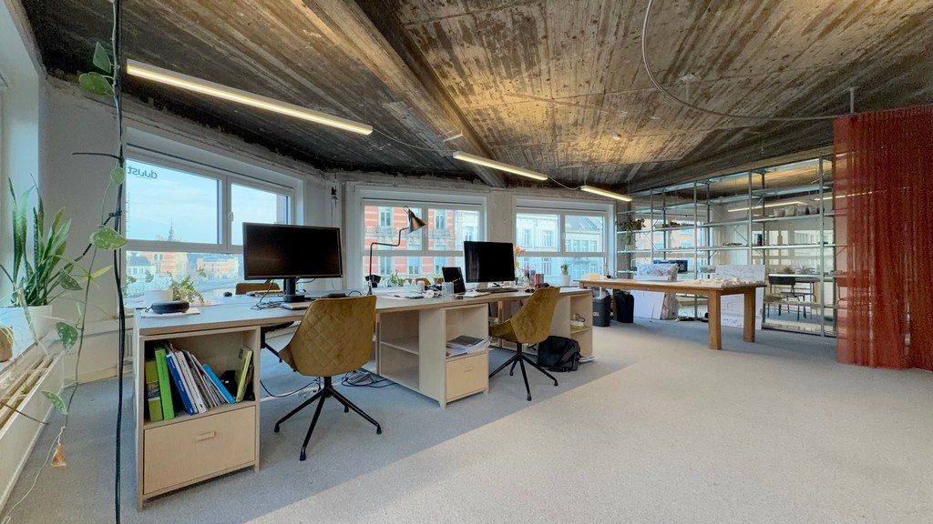 Ingedeelde kantoorruimte te huur in centrum Gent