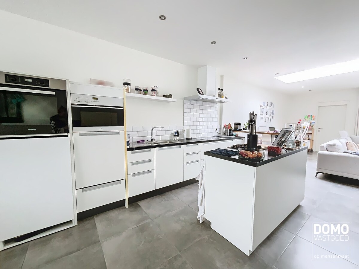 VOLLEDIG GERENOVEERDE HALOPEN BEBOUWING MET 3 SLAAPKAMERS IN HARTJE KERMT 