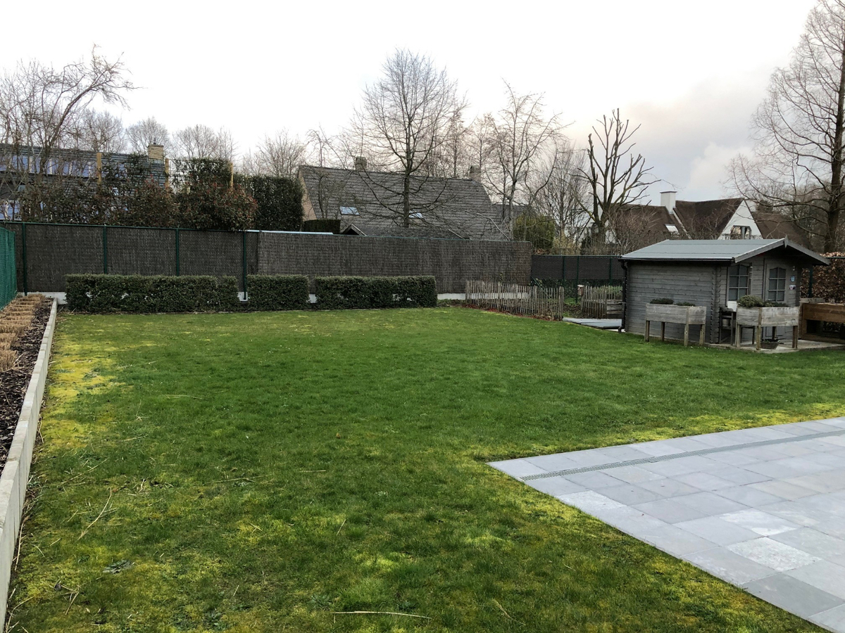 Ruime villa in residentiële wijk te Dikkelvenne 