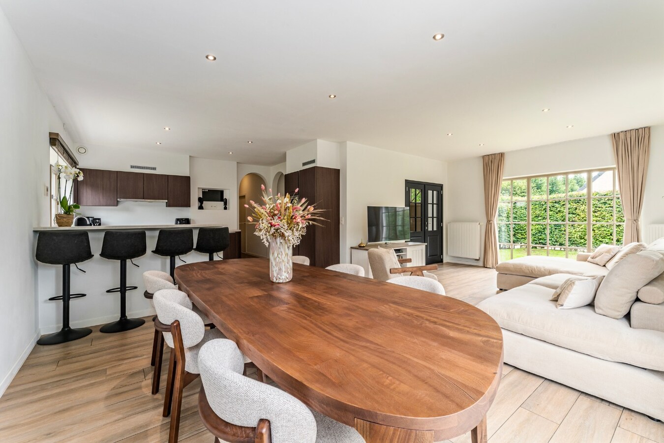 Exclusief gerenoveerde vrijstaande villa in rustige en residentiële omgeving 