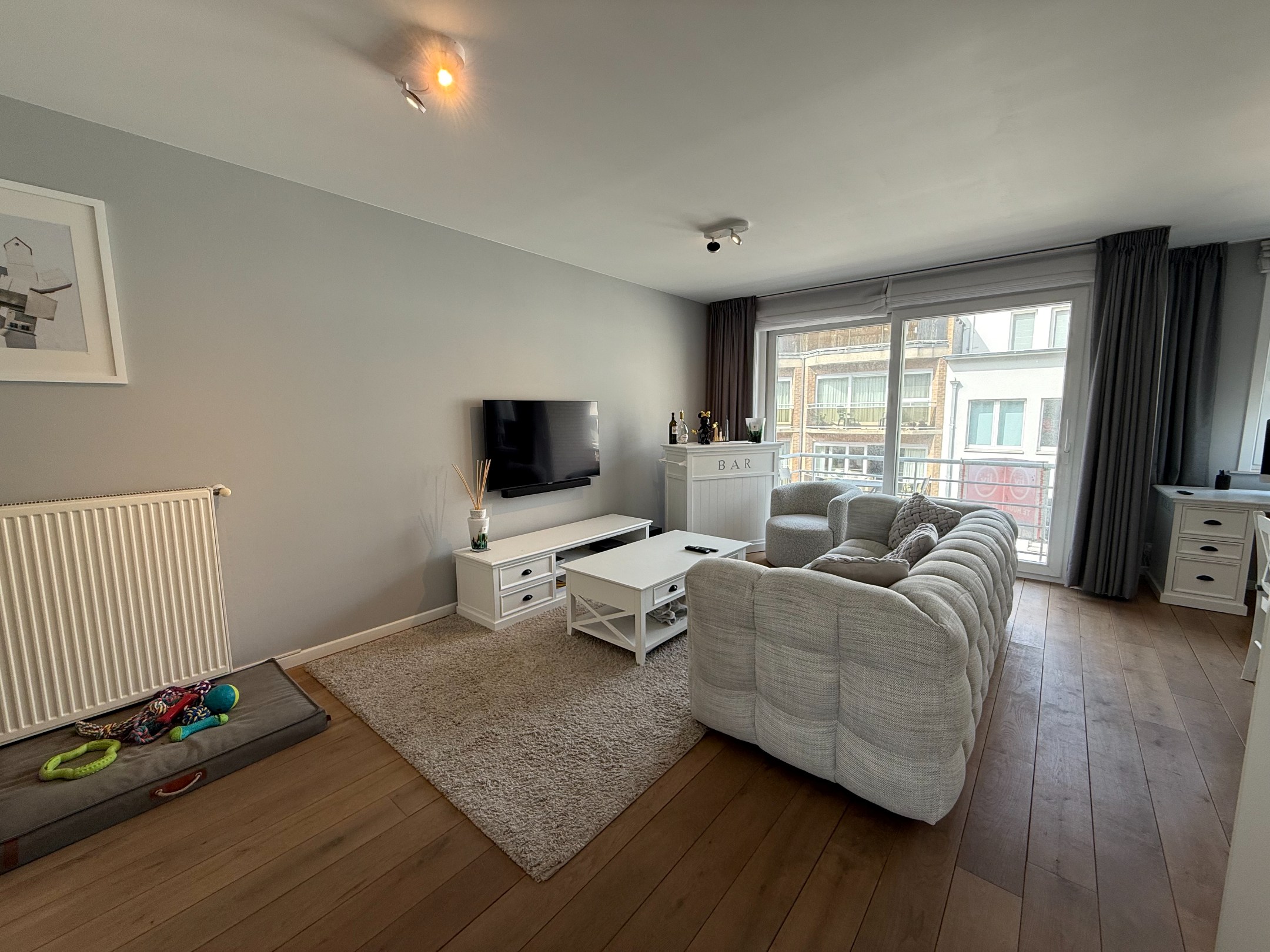 MEUBLÉ - Appartement récemment rénové et bien fini de 2 chambres à coucher, situé de manière centrale sur l'avenue Bayaux à Knokke. 