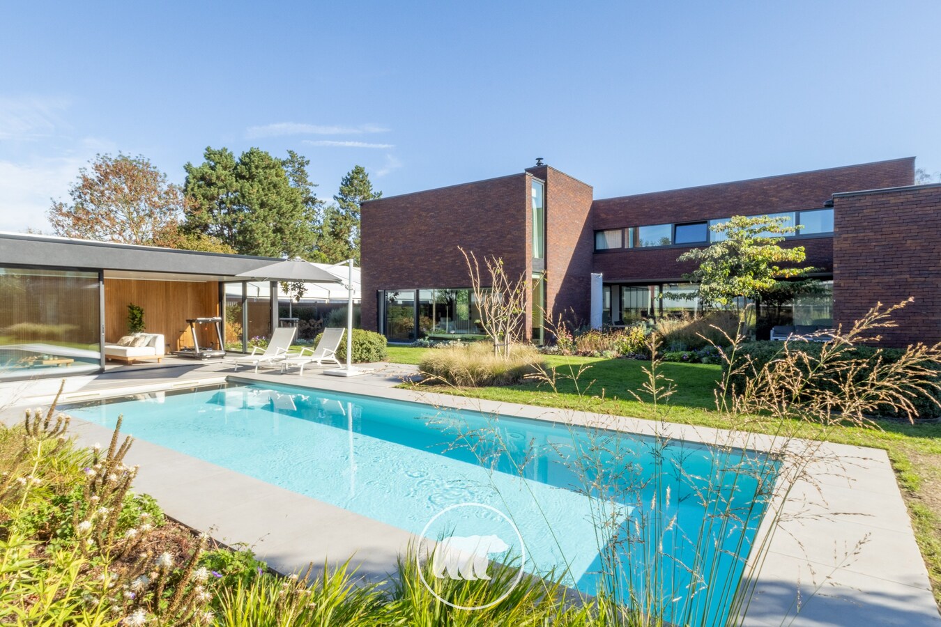 Buitengewone design villa op unieke ligging te Lochristi 