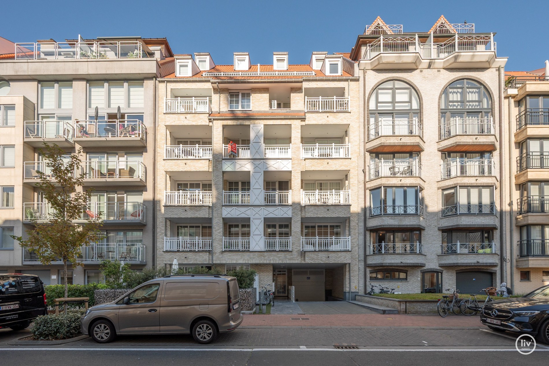 Prachtig, ruim en récent (2015) appartement met 3 volwaardige slaapkamers en zonnig terras goed gelegen op de Leopoldlaan te Knokke. 