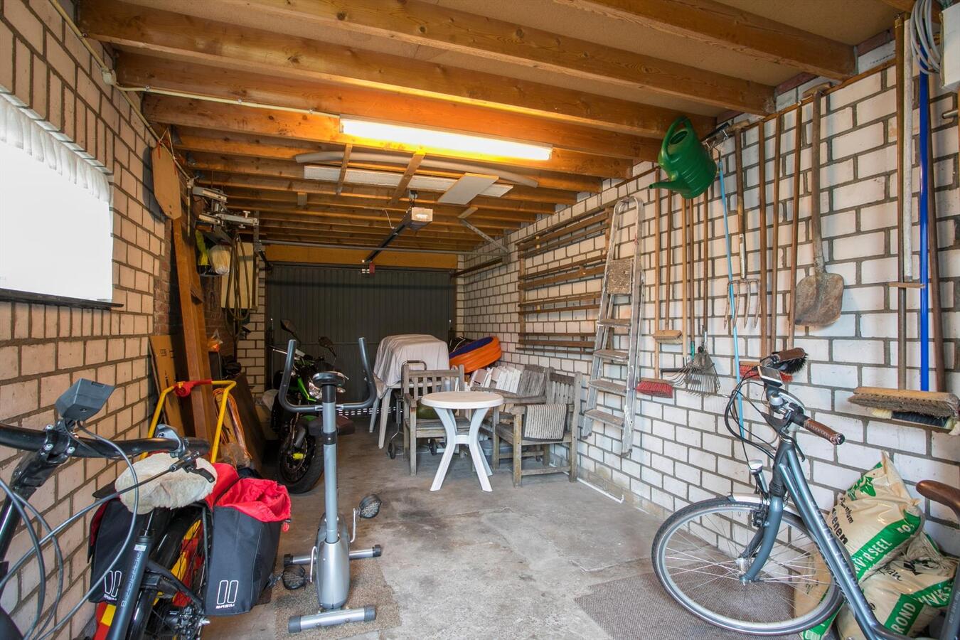 Nette 2-kapper met 4 slaapkamers en privacy biedende tuin gelegen op 346 m² ondergrond. 