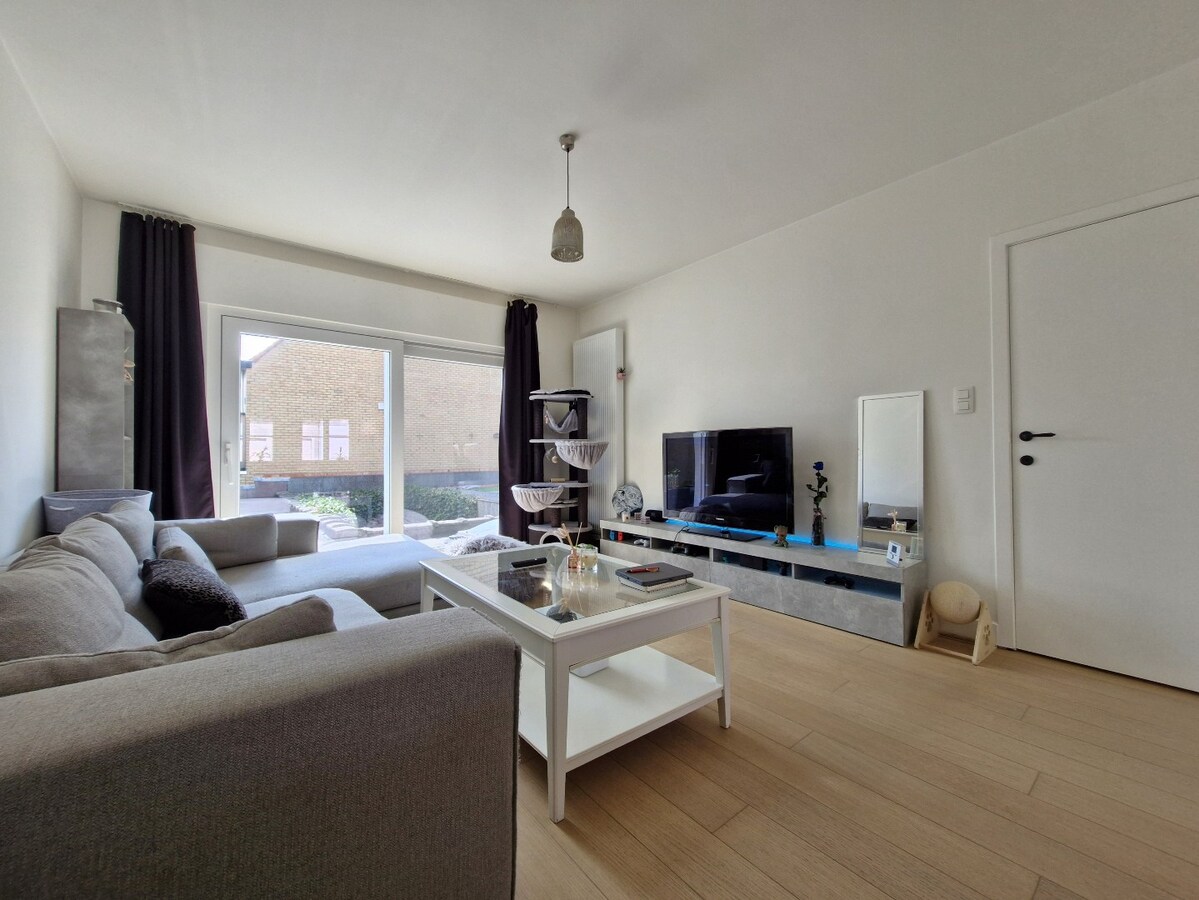 Ruim duplex-appartement met 2 slaapkamers en 2 badkamers op centrale ligging. 