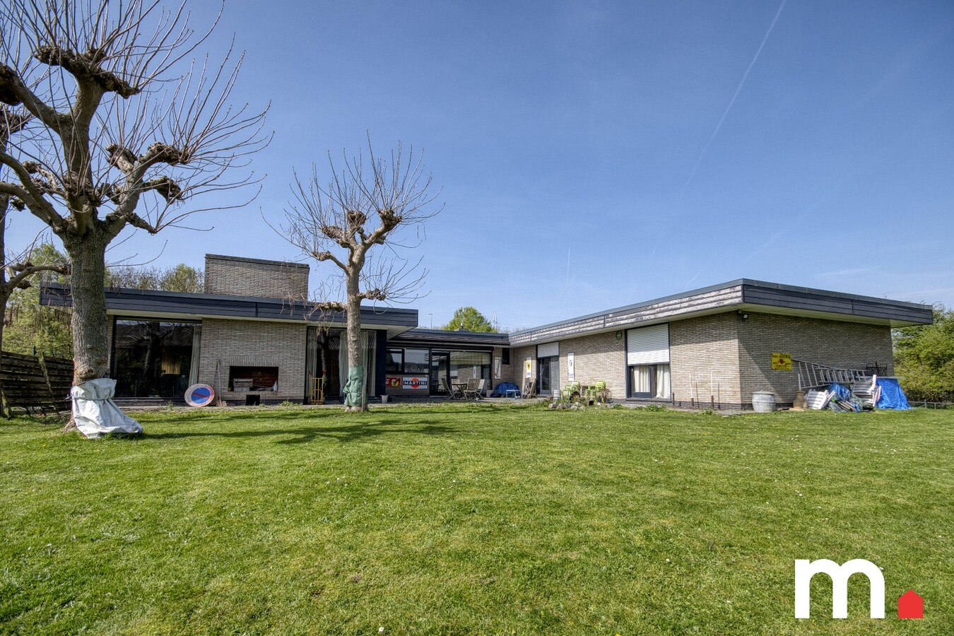 Unieke Villa te Roeselare op 2258m² met 28 zonnepanelen en 432m² bewoonbare oppervlakte! 