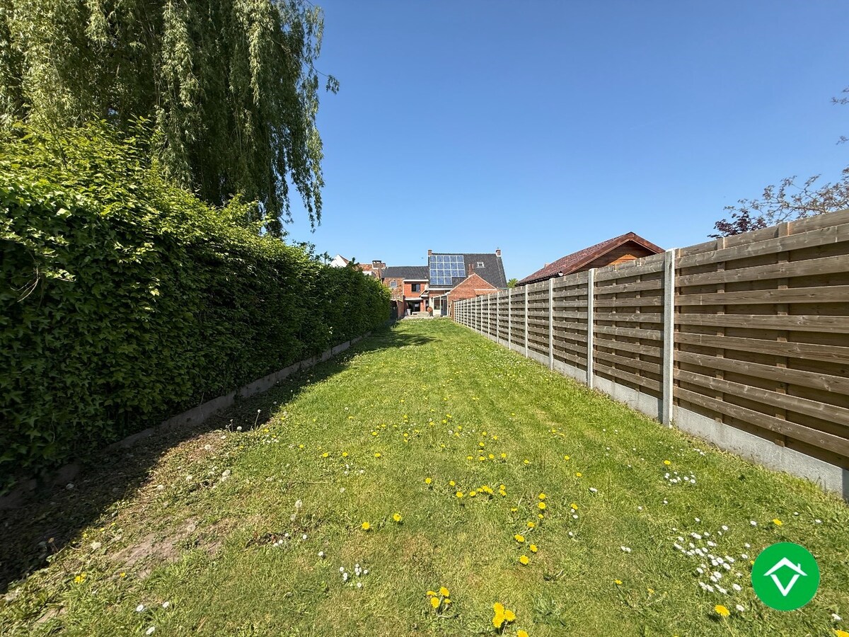 Charmante woning met twee slaapkamers, diepe tuin en ruime garage 