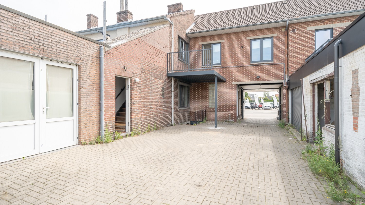 Te renoveren bergruimte + parkeerplaatsen langs doorgangsweg! 