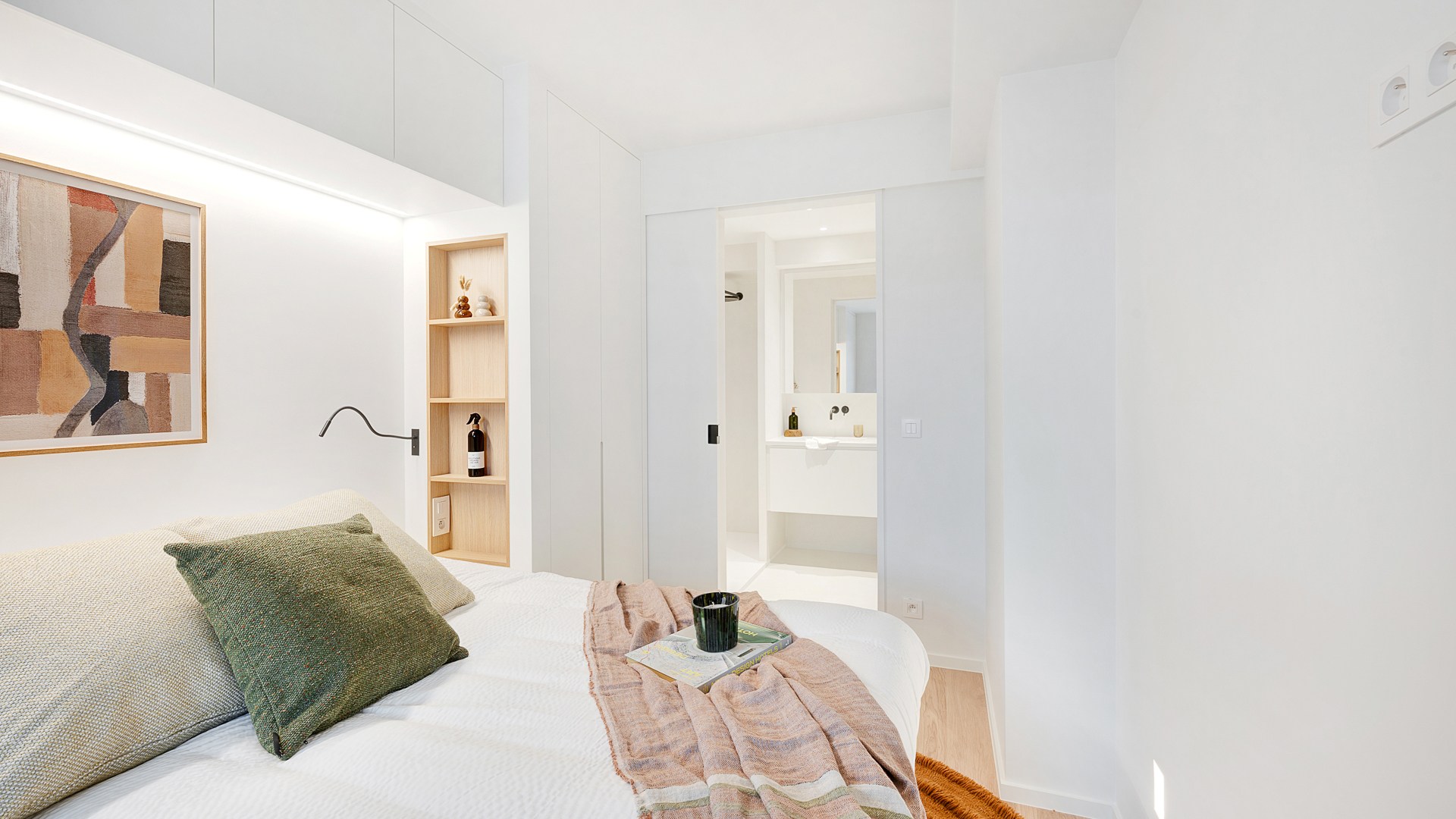 Op een absolute topligging aan de zeedijk in het Zoute bevindt zich dit prachtig gerenoveerde appartement op de eerste verdieping van een standingvolle residentie, met een gevelbreedte van 5,20 meter 